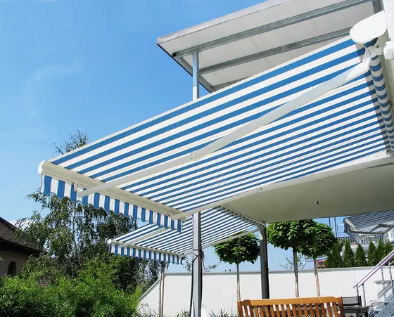 Detalhe do toldo listrado de braços cruzados