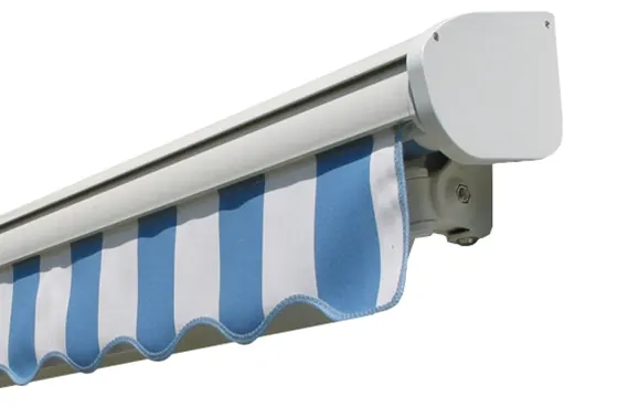 Toldo listrado azul e branco recolhido
