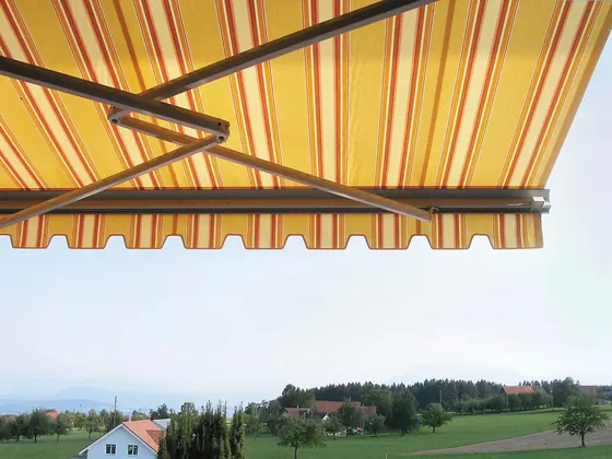 Toldo amarelo visto de baixo