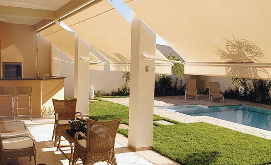 Área de piscina com toldo de projeção