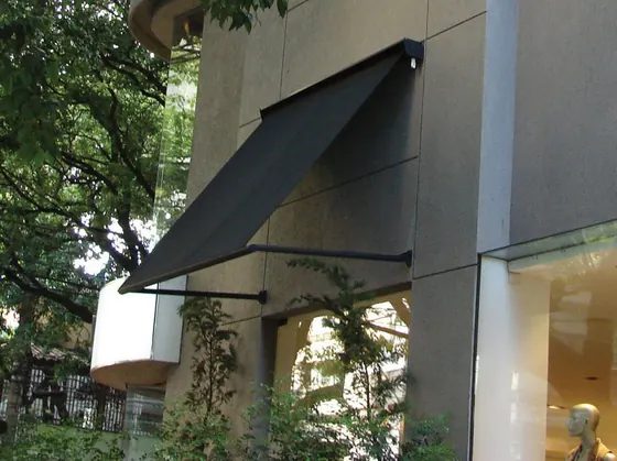 Toldo de projeção cinza em janela