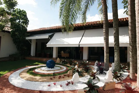 Jardim com toldos de projeção