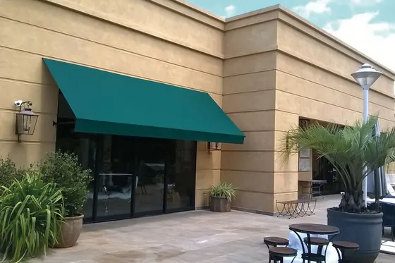 Fachada com toldo de projeção verde