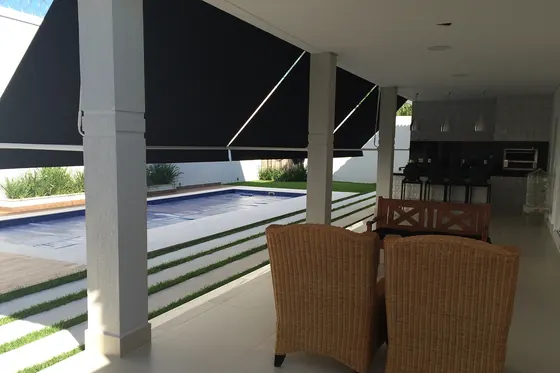 Varanda com toldo de projeção escuro