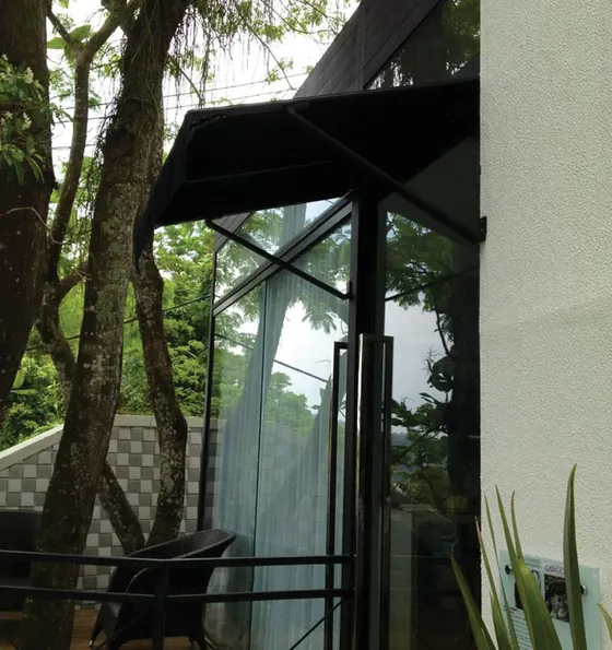 Toldo fixo em área com vidro