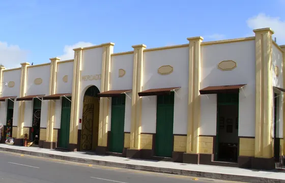Fachada comercial com toldos fixos
