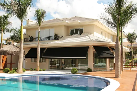 Casa com piscina e toldo retrátil