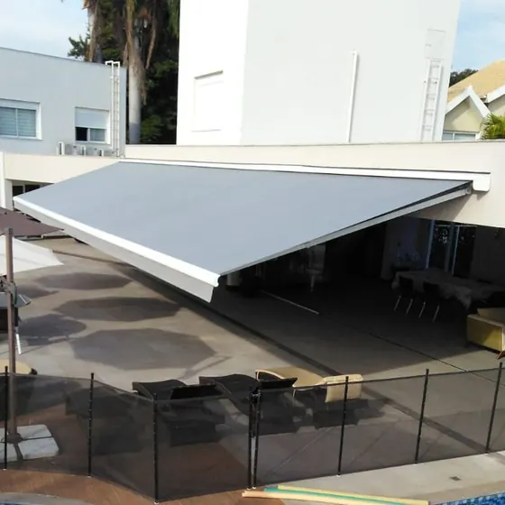 Toldo retrátil de grande largura