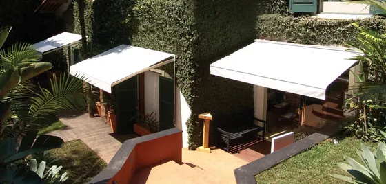 Toldo retrátil em área comercial