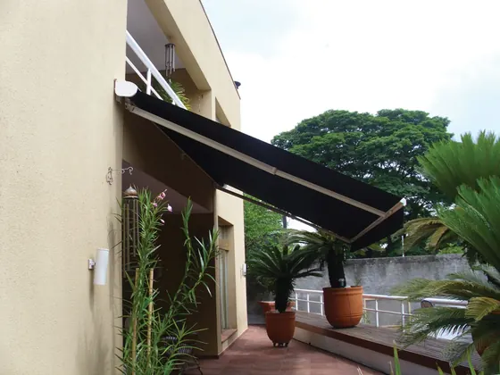 Toldo retrátil sobre porta de vidro