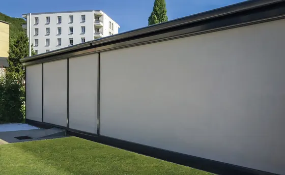 Muro com toldo vertical fechado