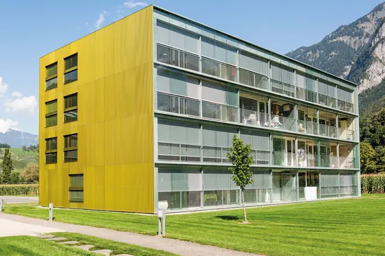 Fachada amarela com toldos verticais