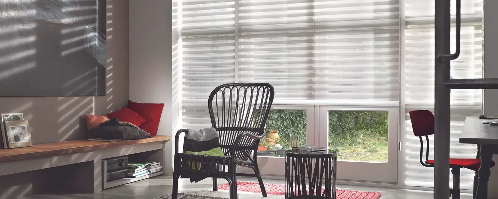 Sala com persianas sob medida instaladas pela L&D Decorações